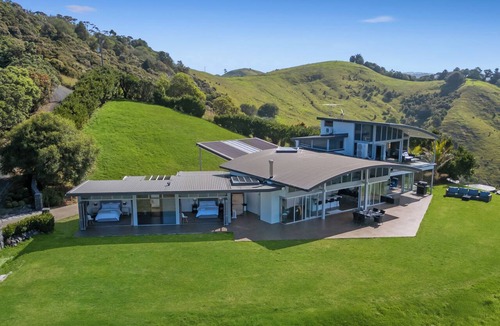 Waiwera Villa | Luxury Hilltop Villa with Breathtaking Views- Perfect for Family Stays & Events
