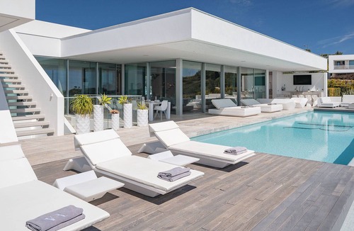Meia Praia Villa | Luxury oceanside villa with pool by Destination Algarve [VR]