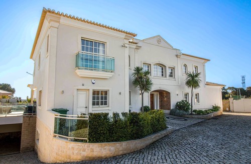 Gale Villa | Luxury Villa 6 Bed, Pool, Gym, Cinema Room Gale