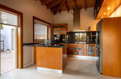 Lagos Villa | Luxury Villa & Guest House Heated Pool Lagos