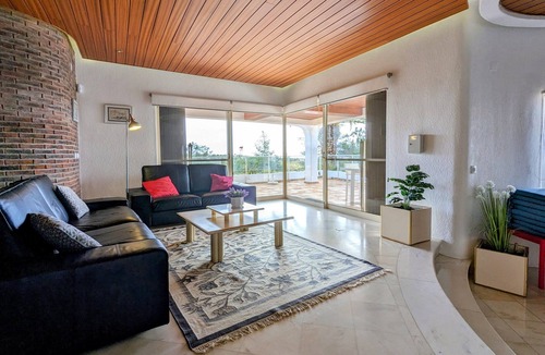 Lagoa e Carvoeiro Villa | Luxury Villa with Large Pool and Stunning Ocean View in Carvoeiro Region