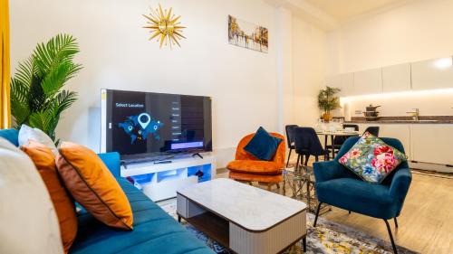Salford Villa | Mega7 Spacious 2Bedroom Apartment, 2 Bathrooms, Balcony and Free Parking