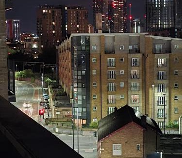 Salford Villa | Mega7 Spacious 2Bedroom Apartment, 2 Bathrooms, Balcony and Free Parking