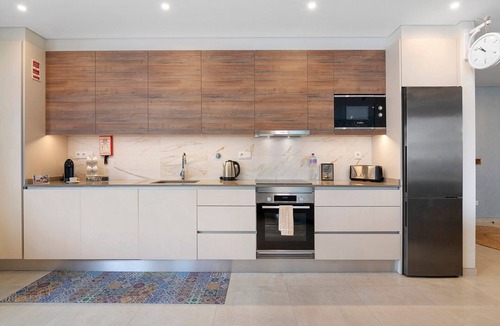 Se House | Modern Apartment in Central Faro with Parking and Balcony