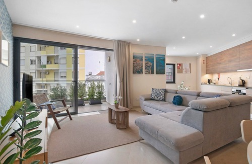 Se House | Modern Apartment in Central Faro with Parking and Balcony