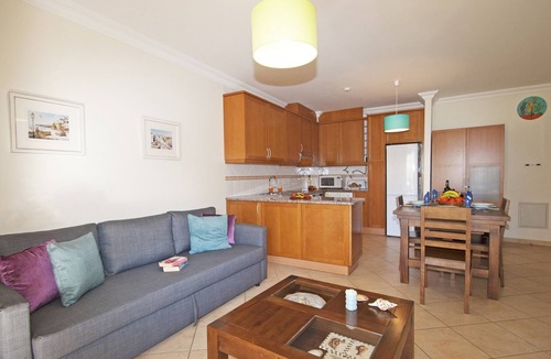 Oura Apartment | Modern Apartment with Pool – Albufeira