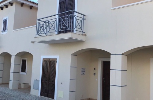 Mosqueira House | Modern House in a Small Condominium