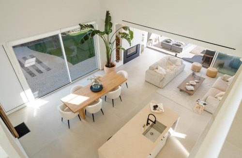 Aldeia House | Modern Sea View Villa, Heated Pool,Rooftop Jacuzzi Outdoor Kitchen 12min faro Airport