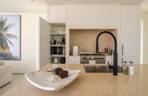 Aldeia House | Modern Sea View Villa, Heated Pool,Rooftop Jacuzzi Outdoor Kitchen 12min faro Airport