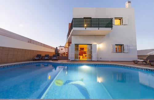 Correeira Villa | Modern villa with BBQ and heatable pool
