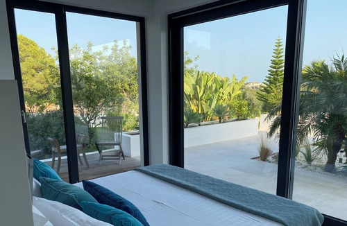 Estombar Villa | Next to beautiful Algarve beaches, golf courses, restaurants and amenities.