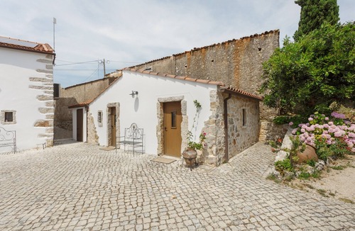 Camparca House | Palheiro: Holiday Home with Mountain Views, Wi-Fi & Air Conditioning