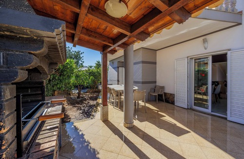 Correeira Villa | Palm Villa,Elegant Retreat,near beach,Heated Pool,ideal for families, games room
