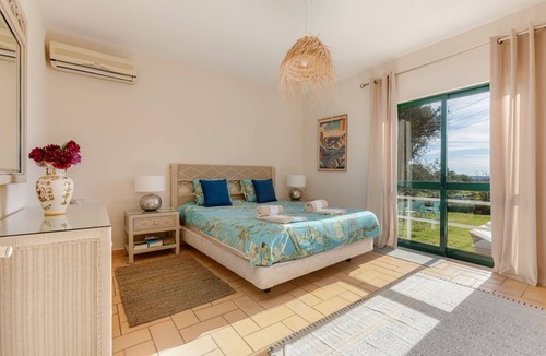 Silves Cottage | Peaceful and romantic hillside house with pool overlooking the plains and the ocean