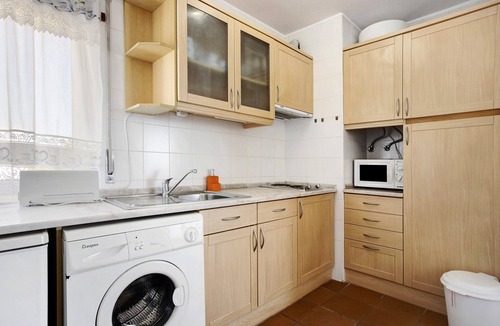 Meia Praia Apartment | Pet-Friendly Apartment Meia Praia by the Beach & Wi-Fi