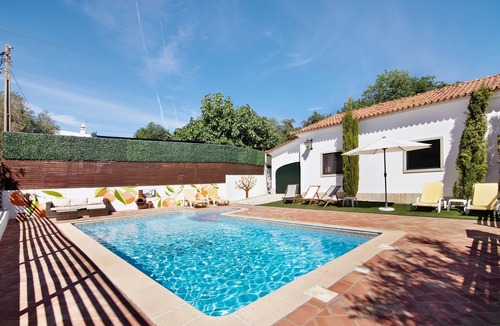 Sao Bras de Alportel Apartment | Private Refuge in a Quiet Area with Shared Pool