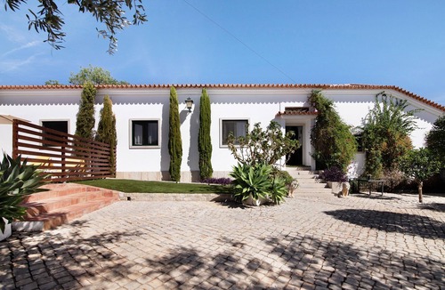 Sao Bras de Alportel Apartment | Private Refuge in a Quiet Area with Shared Pool