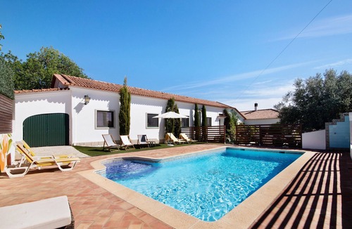 Sao Bras de Alportel Apartment | Private Refuge in a Quiet Area with Shared Pool