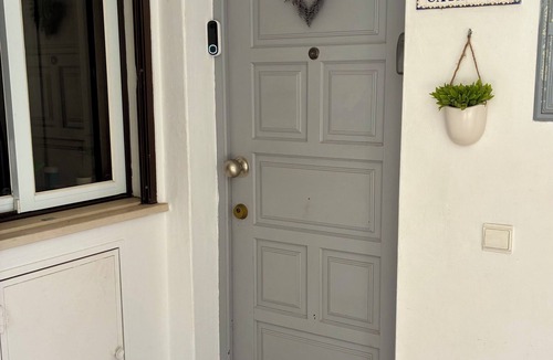 Alpouvar Apartment | Privately owned South Facing ground floor Apt ,Fibre WIFi Air Con Arlo Doorbell
