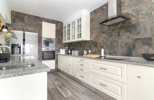 Caramujeira Villa | Quinta Delsy - 5 Bed Villa With Pool Near Praia da Marinha