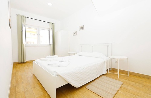 Alfarrobeira House | R - Bedroom 1 in Casa do Moinho Guesthouse