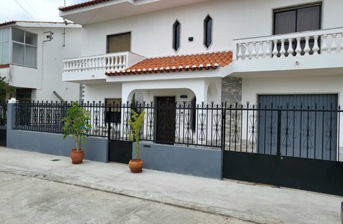 Vila Real Santo Antonio Villa | Relaxing quite Guest house 12mins walk to the beach and 15mins drive to Spain.