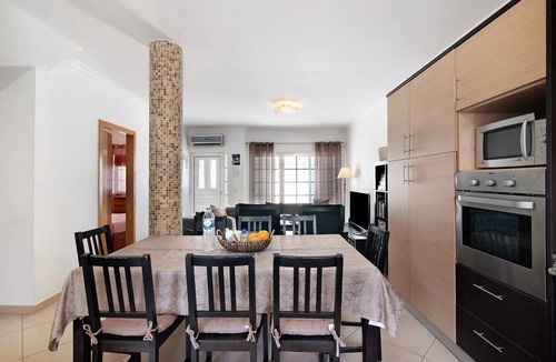 Manta Rota Villa | Residência Ideal Villas: pool, AC, barbecue, equipped, up to 11 guests