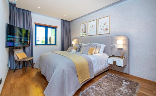 Albufeira Villa | Romantic with private Hot Tub & Parking - big pool - Marina access