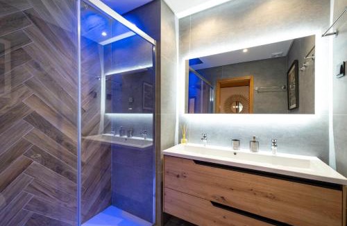 Albufeira Villa | Romantic with private Hot Tub & Parking - big pool - Marina access