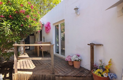 Loule Apartment | Room 'Casa De Mondo - Pink' with Shared Pool, Wi-Fi and Air Conditioning