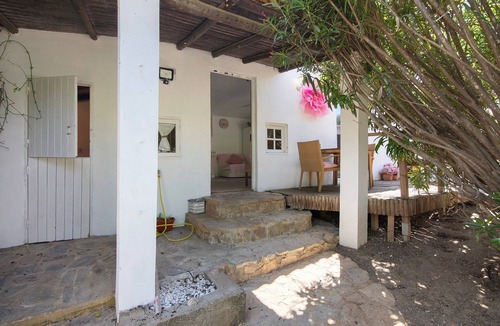 Loule Apartment | Room 'Casa De Mondo - Pink' with Shared Pool, Wi-Fi and Air Conditioning
