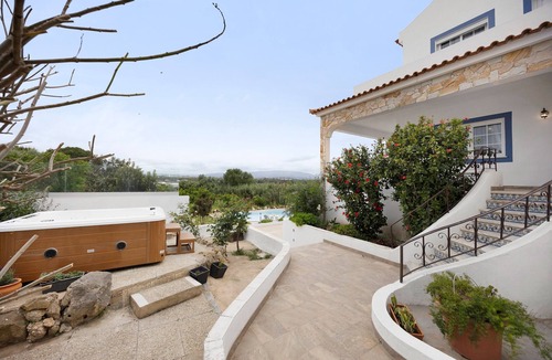 Montes de Alvor Apartment | Room 'Mar - Standard' with Shared Pool, Wi-Fi and Air Conditioning