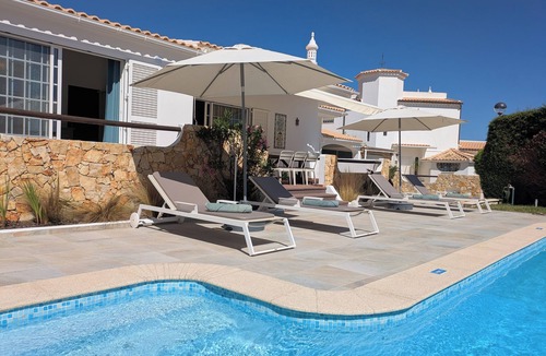 Olhos D'Agua Villa | Ruime Villa van 280m2 met Zwembad in Olhos D'agua
