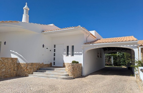 Olhos D'Agua Villa | Ruime Villa van 280m2 met Zwembad in Olhos D'agua