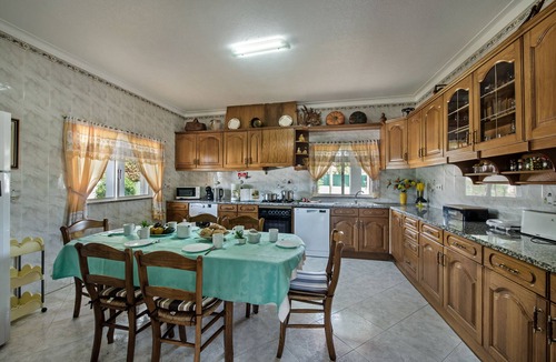 Monte Raposo Villa | Spacious 5BR Family & Group Villa with Private Pool & Games Room