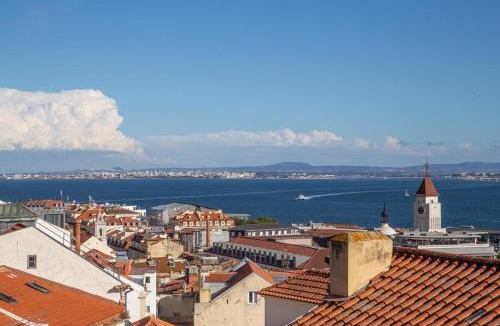 Misericordia House | Spacious 6Bedroom House w/Sunny Terrace in Lisbon