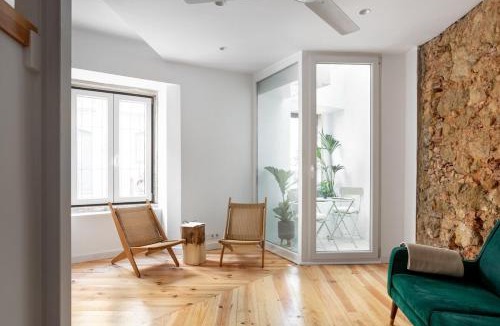 Misericordia House | Spacious 6Bedroom House w/Sunny Terrace in Lisbon