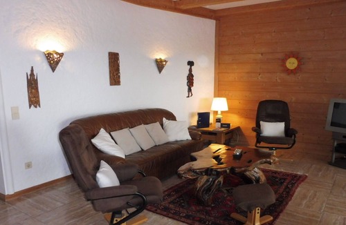 Quinta das Raposeiras Villa | Spacious, Pool Villa, southern slope location with stunning sea views free Wi-Fi train.
