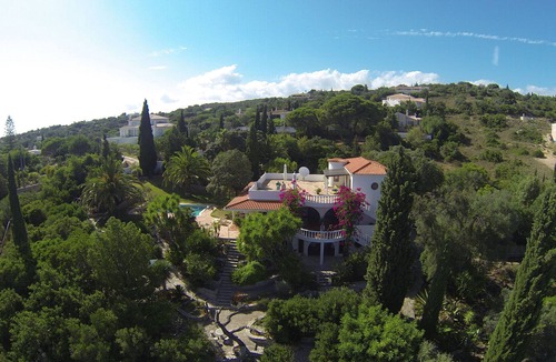 Quinta das Raposeiras Villa | Spacious, Pool Villa, southern slope location with stunning sea views free Wi-Fi train.