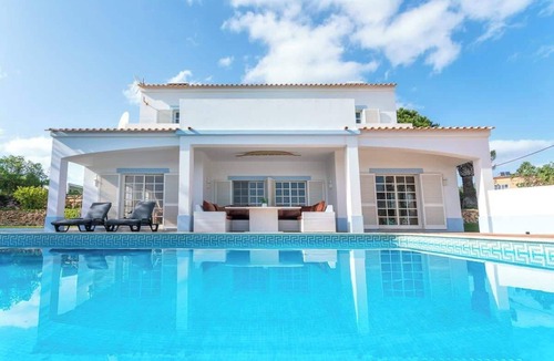 Lagoa e Carvoeiro House | Spacious Villa Swimming Pool by HostWise