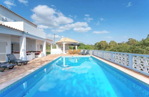 Lagoa e Carvoeiro House | Spacious Villa Swimming Pool by HostWise