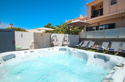 Urbanizacao dos Calicos Villa | Spacious Villa w/Jacuzzi Close to the Beach Free WiFi
