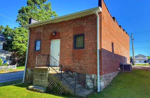 Jonesboro House | Stunning 2 bedroom in town, close to Shawnee National Forest