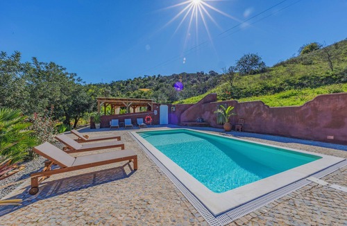 Santa Catarina da Fonte do Bispo Villa | Stunning 4 Bedroom Renovated Farmhouse with Private Pool & Large Gardens