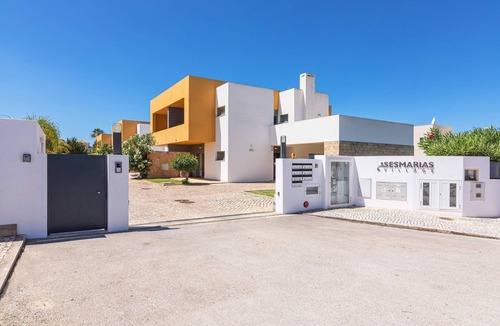 Castelo Villa | Stunning Luxury Villa in High Class Quiet Residential Area - Walkable to Beaches