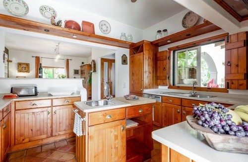 Campina House | Stunning private villa for 6 guests with WIFI, private pool, TV and terrace