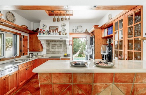 Campina House | Stunning private villa for 6 guests with WIFI, private pool, TV and terrace