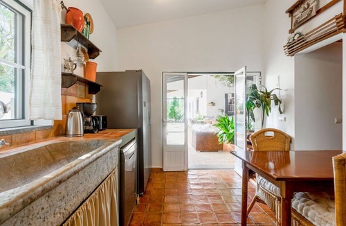 Campina House | Stunning private villa for 6 guests with WIFI, private pool, TV and terrace