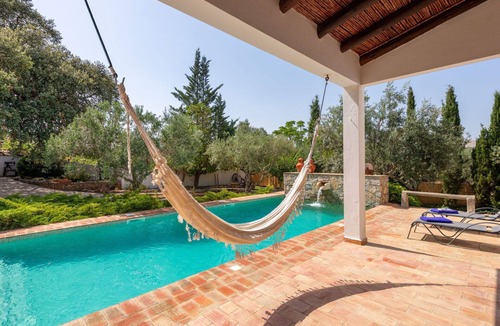 Campina House | Stunning private villa for 6 guests with WIFI, private pool, TV and terrace