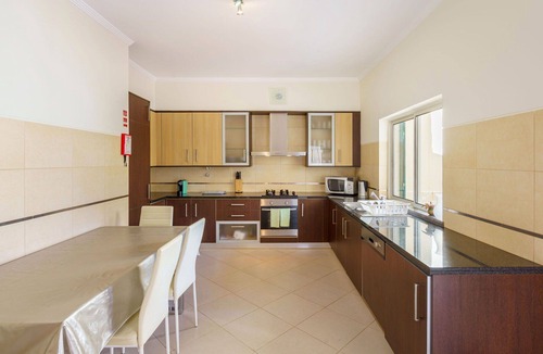 Moncarapacho e Fuseta House | Stunning villa for 8 people with WIFI, A/C, pool, TV, terrace and pets allowed